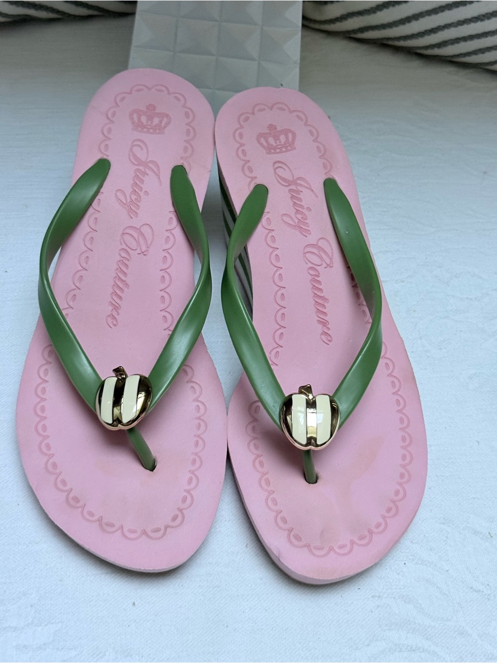 Y2K Juicy Couture Pink Footbed with Green Straps Flip Flops - Picture 10 of 10